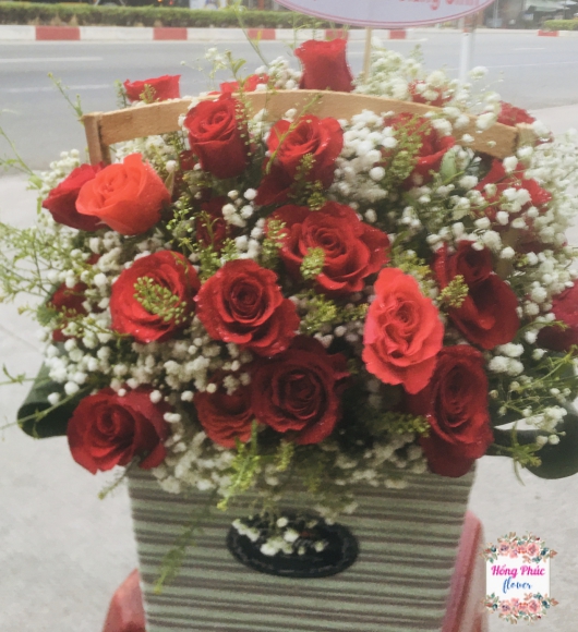 Giỏ hoa Hồng đỏ tặng người yêu giá rẻ nhất Tân Uyên 