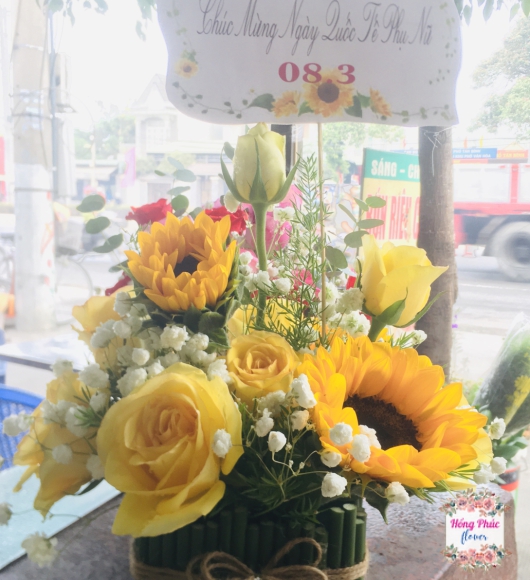 Hộp hoa ở Bình Dương tông vàng xinh xắn, đều 4 mặt, tặng sinh nhật, khai trương, trang trí bàn ăn