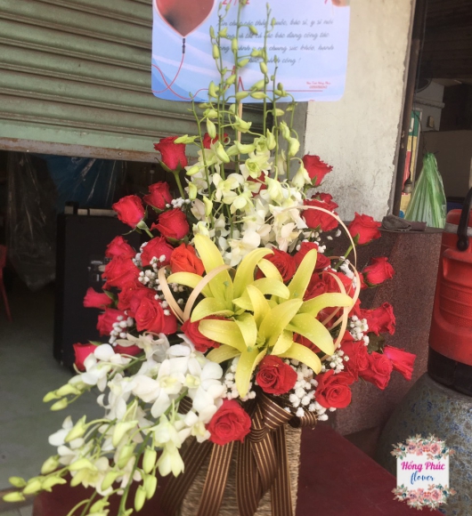 GIỎ HOA KỶ NIỆM NGÀY NHÀ THUỐC VIỆT NAM TÂN UYÊN